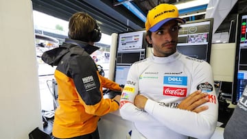 Carlos Sainz en el box de McLaren.