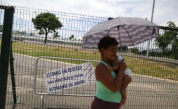 Mujer con su bebé en los aledaós del Deodoro Sports Complex, donde se realizaron los partidos de rugby.