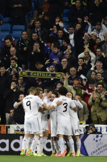 Los jugadores del Real Madrid celebran el 1-0 de Bale. 