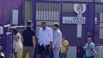Baptista, entrenador del Promesas del Real Valladolid, junto a Fran Sánchez, director deportivo, y David Espinar, director del gabinete de presidencia.