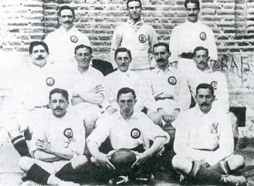 El primer partido en la historia del Real Madrid tuvo cita el 2 de mayo de 1902 en el Hipódromo de la Castellana, un recinto para mil personas en la capital española. El encuentro fue ante el New Football Club, equipo que residía en Madrid; el resultado fue un empate a un gol.