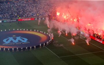 La afición del Marsella encendió el campo con bengalas