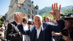 Bellinzona (Switzerland), 08/07/2022.- The former FIFA President Joseph Blatter (C) surrounded by media representatives, waves to the press in front of the Swiss Federal Criminal Court after the verdict has been announced, in Bellinzona, Switzerland, 08 July 2022. The trial ended with an acquittal. Former FIFA President Joseph Blatter and former UEFA president Michel Platini, stood trial before the Federal Criminal Court over a suspicious two-million payment. The Federal Prosecutor's Office accused them of fraud. The defense spoke of a conspiracy. (Suiza) EFE/EPA/ALESSANDRO CRINARI
