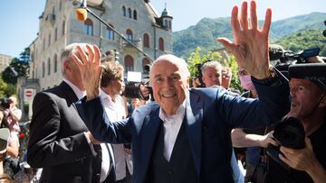 Bellinzona (Switzerland), 08/07/2022.- The former FIFA President Joseph Blatter (C) surrounded by media representatives, waves to the press in front of the Swiss Federal Criminal Court after the verdict has been announced, in Bellinzona, Switzerland, 08 July 2022. The trial ended with an acquittal. Former FIFA President Joseph Blatter and former UEFA president Michel Platini, stood trial before the Federal Criminal Court over a suspicious two-million payment. The Federal Prosecutor's Office accused them of fraud. The defense spoke of a conspiracy. (Suiza) EFE/EPA/ALESSANDRO CRINARI