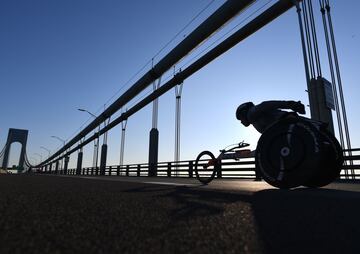 Un participante en silla de ruedas cruza el Verrazano Narrow Bridge durante la carrera. 