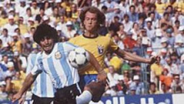 El brasileño Falcao intenta arrebatar la pelota a Maradona en el Brasil -Argentina (3-1) disputado en Sarriá.