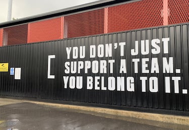 La entrada al Peninsula Stadium y su lema.