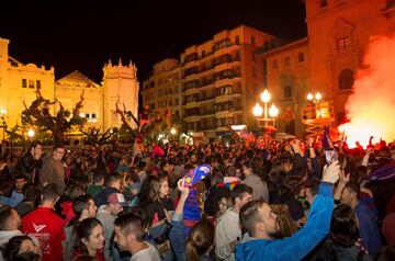 Aficionados del Huesca celebraron en la plaza de Navarra de la capital oscense el ascenso de su equipo a Primera División.