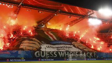 Football Soccer - Legia Warszawa v Borussia Dortmund - UEFA Champions League group stage - Group F - Polish Army Stadium, Warsaw, Poland - 14/09/16 Legia Warszawa&#039;s fans before the match. REUTERS/Kacper Pempel 