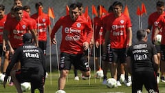 Gary Medel podría volver al mediocampo ante Uruguay