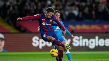 BARCELONA, 20/12/2023.- El defensa danés del FC Barcelona Andreas Christensen (i) disputa un balón con el extremo de la UD Almería Arribas (d) durante encuentro correspondiente a la jornada 18 de LaLiga EA Sports disputado este miércoles entre el FC Barcelona y la UD Almería en el estadio Olímpico Lluís Companys de Barcelona. EFE/ Alejandro García
