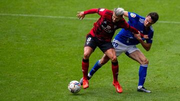 Andr&eacute;s protege el bal&oacute;n en el amistoso de pretemporada ante el Oviedo.