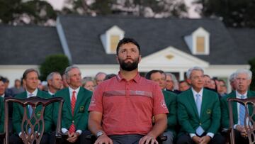 Jon Rahm espera paciente a ser presentado como el campeón de 2023 y ser investido con la chaqueta verde.