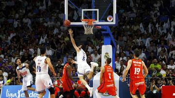 Rudy Fernández trata de atrapar un rebote ante el Valencia en el primer partido de la final del playoff de la Liga Endesa.