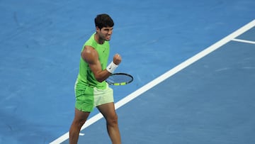 Carlos Alcaraz celebra el triunfo ante Valentin Royer.