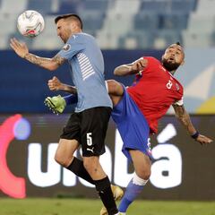 La jugada que sacó a Arturo Vidal del partido ante Uruguay