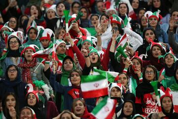 Seguidoras iraníes animan a la Selección de su país en el Estadio Azazi en Teherán. Irán venció 14-0 a Camboya en la fase de grupos de clasificación para el Mundial de 2022.