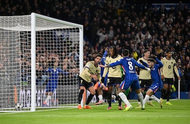 1-0. Centro raso de Marc Cucurella, FerranTorres y Jules Koundé se lían con el balón en el área pequeña y el defensa francés introduce el esférico en su propia portería.