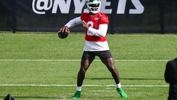 The Jets number one quarterback hurt his toe in training on Thursday at practice and was carted back to the team facility.
