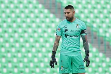 De los 15 casos confirmados, solamente se ha revelado la identidad de uno de ellos. Se trata de Jonathan Orozco, arquero titular de Los Guerreros, quien lo confirmó a través de sus cuentas oficiales de redes sociales. 