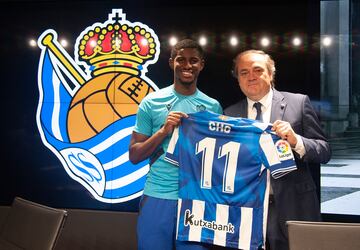 El futbolista francés Mohamed-Ali Cho de 18 años llega al equipo vasco para reforzar la delantera de cara a la próxima temporada. En la foto, posa con Jokin Aperribai, presidente de la Real Sociedad. 
 