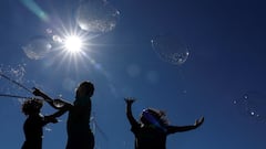 Docenas de escuelas en todo Texas no impartirán clases el lunes 8 de abril, por lo que podrán ver el eclipse solar total desde casa.