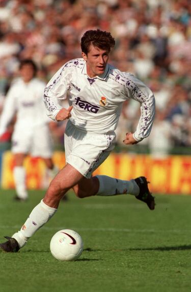 El croata tardó cinco partidos en hacer su primer gol con el Madrid, al Oviedo, pero luego cogió carrerilla. En sus primeros 15 partidos Suker hizo hat-tricks a la Real Sociedad y al Valencia y dobletes al Zaragoza y al Salamanca. En sus tres temporadas en el Bernabéu marcó 49 goles en 109 partidos y formó parte de la histórica plantilla que conquistó la Séptima.
