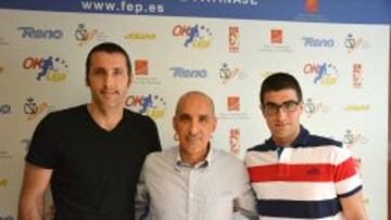 Quim Pa&uuml;ls, el seleccionador, entre los jugadores Aitor Egurrola y Marc Gual. 