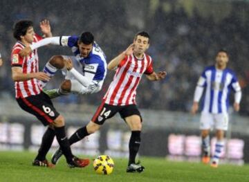 Faltas recibidas: Carlos Vela, jugador de la Real Sociedad, ha recibido un total de 59 esta primera vuelta. En la imagen recibe una entrada de San José ante el Athletic de Bilbao en Anoeta (14/12/14).