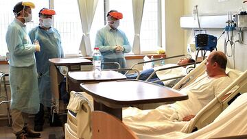 Osorno 2 mayo 2020 El Ministro de Salud Jaime Mañalich y el Subsecretario de Redes Asistenciales, Arturo Zúñiga, visitan a pacientes con Covid-19 en el Hospital de Osorno. Ministerio de Salud via Aton Chile