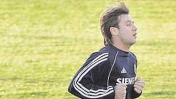 <b>TOTTI: LE DESEO TODA LA SUERTE DEL MUNDO".</b> Francesco Totti, capitán y amigo íntimo de Cassano, envió un mensaje a su ex compañero tras su polémico adiós: Le deseo toda la suerte del mundo y espero que pueda demostrar todo lo que vale. La Primera División española es una competición ideal y creo que será muy buena para él. Se ha marchado sin despedirse, pero desde aquí le mandamos un saludo afectuoso.