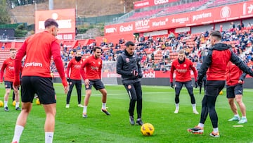 GRAFCAT7887. GIRONA, 29/12/2023.- El entrenador del Girona FC, M¨ªchel S¨¢nchez, junto a varios de sus jugadores durante el entrenamiento abierto a los aficionados que el equipo giron¨ª ha realizado este viernes en el Estadio de Montilivi. EFE/Siu Wu