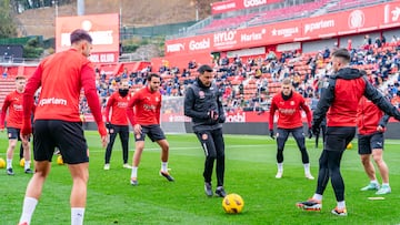 GRAFCAT7887. GIRONA, 29/12/2023.- El entrenador del Girona FC, Míchel Sánchez, junto a varios de sus jugadores durante el entrenamiento abierto a los aficionados que el equipo gironí ha realizado este viernes en el Estadio de Montilivi. EFE/Siu Wu
