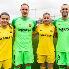Pamela Tajonar se toma la foto oficial junto a FC Barcelona
