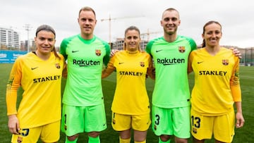 La portera mexicana que pertenece a la plantilla del equipo femenil del Barca se tom&oacute; este lunes 11 de marzo la foto oficial junto al equipo varonil.