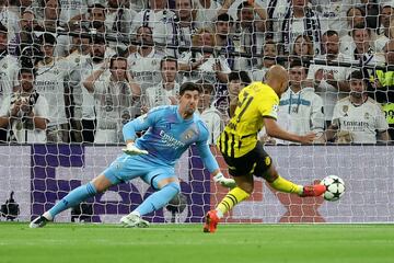 0-1. Jugada algo embarullada en el área del Real Madrid. Lucas Vázquez pierde el balón, Serhou Guirase se aprovecha, asiste a Donyell Malen y define mandando el balón a la red en su duelo con Courtois.