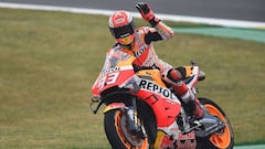 Repsol Honda Team&#039;s Spanish rider Marc Marquez waves during the third MotoGP free practice session, ahead of the French Motorcycle Grand Prix, on May 18, 2019, in Le Mans, northwestern France. (Photo by JEAN-FRANCOIS MONIER / AFP)