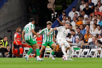 Valverde se marcha de la presión del verdiblanco Abde.