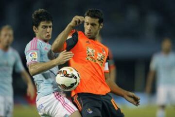 Nemanja Radoja con Xabi Prieto.