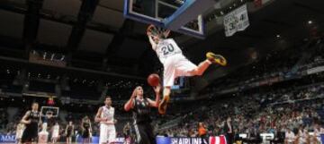 Canasta de Carroll en el partido de la Euroliga contra el Brose Basket Bamberg en 2013.