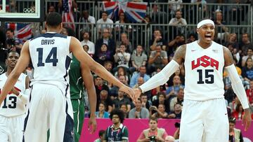 Carmelo Anthony choca la mano con Anthony Davis durante los Juegos de Londres 2012.