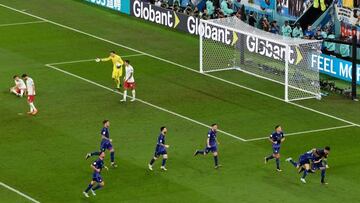 Los jugadores de la selección argentina corren a celebrar el gol de Julián Álvarez, que prácticamente les clasificaba para la siguiente ronda.