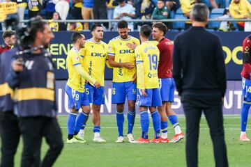 El Cádiz vuelve a Segunda. El equipo cierra una de sus épocas más doradas en Primera tras cuatro temporadas en la élite. Los amarillos empataron con Las Palmas (0-0), y certifican su descenso a los infiernos.