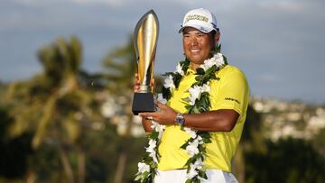 El golfista japonés Hideki Matsuyama posa con el trofeo de campeón del Sony Open de Hawaii después de ganar a Russell Henley en el desempate en el Waialae Country Club de Honolulu, Hawaii.