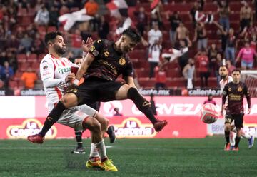 Tijuana's Nicolas Diaz (R) vies for the ball with Necaxa's Milton Gimenez during their Mexican Apertura 2022 tournament football match at the Caliente stadium in Tijuana, Baja California state, Mexico, on September 18, 2022. (Photo by Guillermo Arias / AFP)