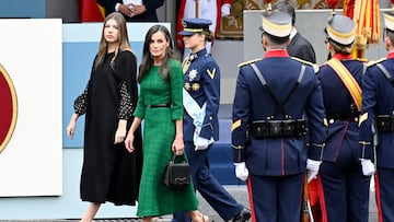 Letizia Ortiz, reina consorte de España, Leonor de Borbón, princesa de Asturias, Sofía de Borbón, infanta de España, y Pedro Sánchez, actual presidente del Gobierno de España desde 2018.