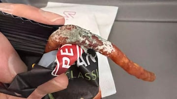 Una salchicha servida en el avión arruina el viaje de un turista y la aerolínea se lava las manos: “No vuelvo a volar con ellos”