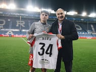 05-12-25. ALEX DIEGO POSA CON JOAQUÍN ALONSO, TRAS SU DEBUT CON EL PRIMER EQUIPO EN EL PARTIDO DE COPA DEL REY FRENTE AL MIRANDÉS.