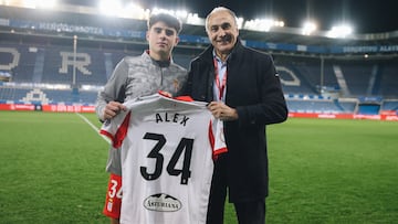 05-12-25. ALEX DIEGO POSA CON JOAQUÍN ALONSO, TRAS SU DEBUT CON EL PRIMER EQUIPO EN EL PARTIDO DE COPA DEL REY FRENTE AL MIRANDÉS.