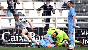 Juanma Garc&iacute;a, jugador del Burgos CF, marca ante la UD Ibiza en LaLiga SmartBank.
 